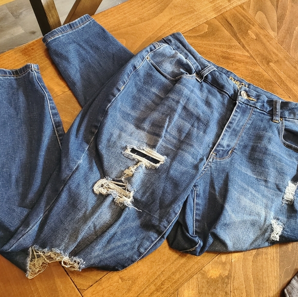 RUE 21 CURVY Mid-Rise Ankle Distressed Jeggings - Picture 15 of 16